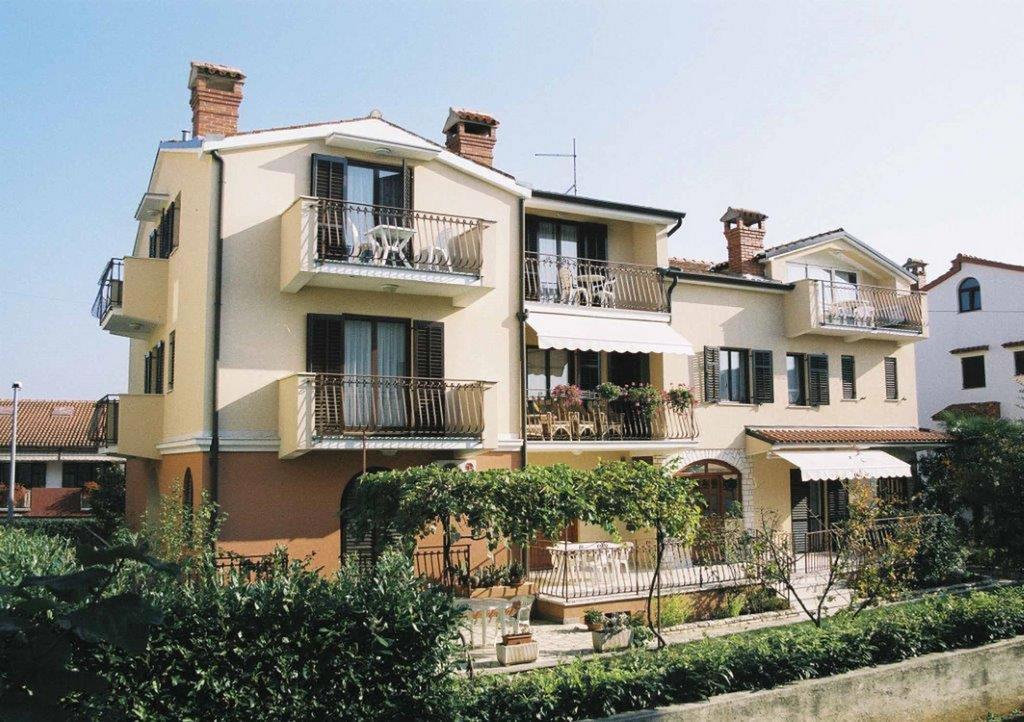 Apartments Alice Ровин Екстериор снимка