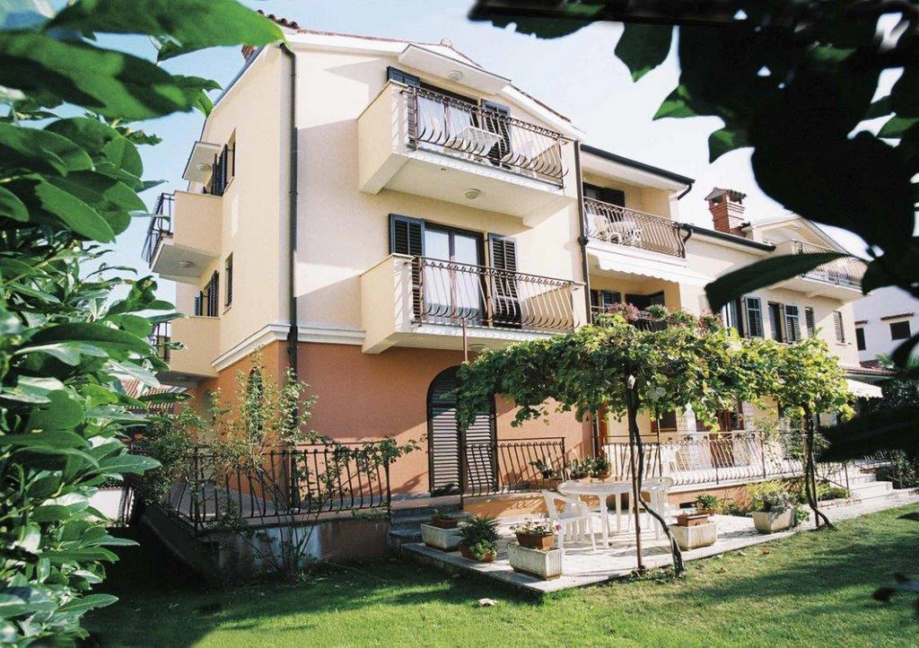 Apartments Alice Ровин Екстериор снимка