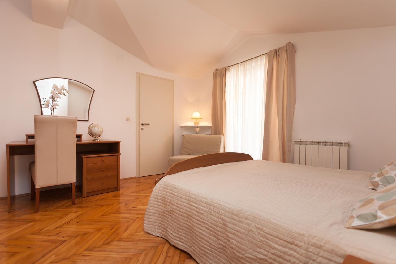 Apartments Alice Ровин Екстериор снимка