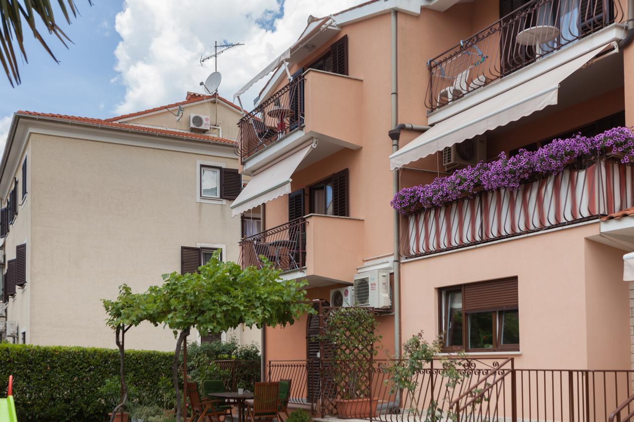 Apartments Alice Ровин Екстериор снимка