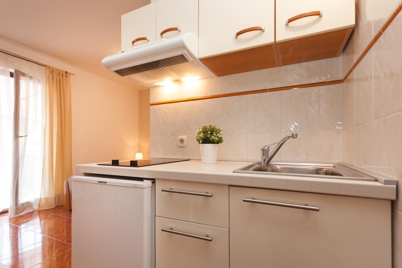 Apartments Alice Ровин Екстериор снимка