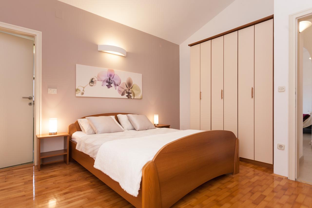 Apartments Alice Ровин Екстериор снимка