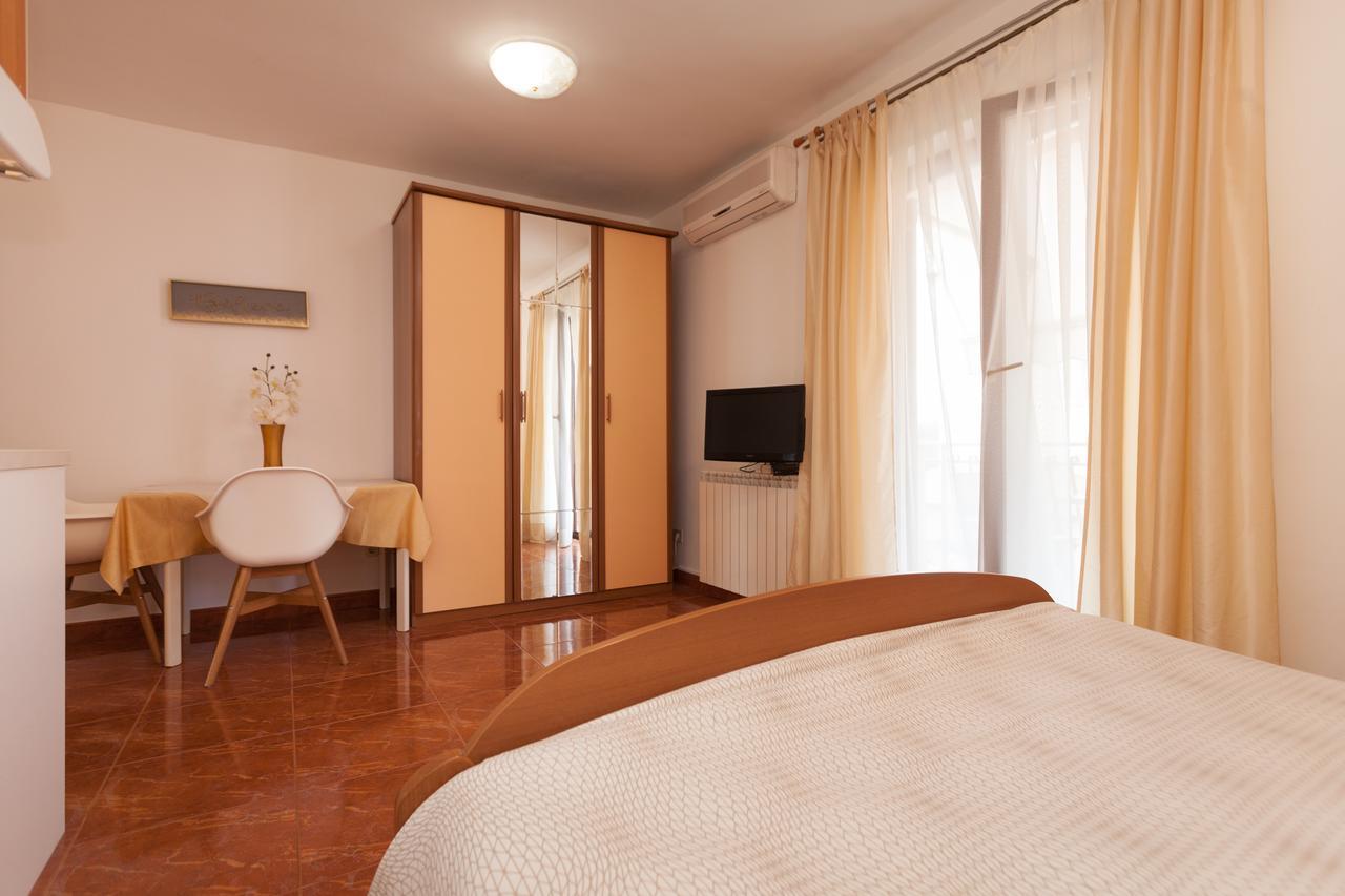 Apartments Alice Ровин Екстериор снимка
